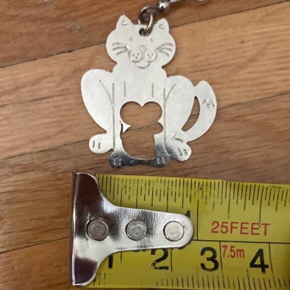 Cute cat and mouse silver colour drop earring, asymmetrical - Picture 9 of 10